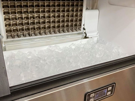 น้ำเย็นในครื่องทำน้ำแข็งอัตโนมัติ